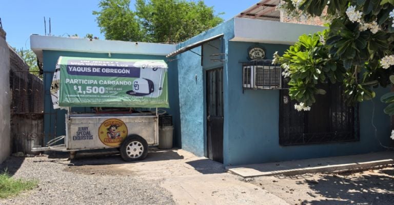 Fuera de su casa está su carreta de 'dogos'
