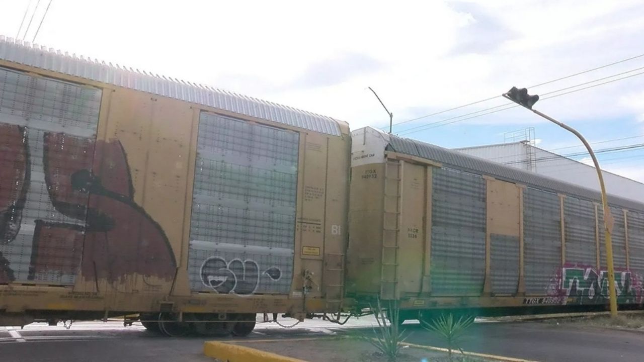 Fuerte accidente en Parque Industrial: Vagones de tren impactan contra 3 vehículos