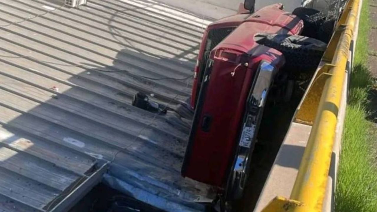 Tras accidente, auto termina en el techo de un negocio en Nogales; conductor se fuga