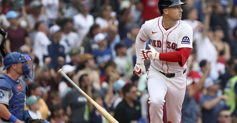 Bregman observa el vuelo de la pelota