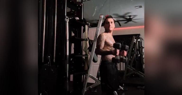 Christian Nodal presume sin camiseta su radical cambio físico