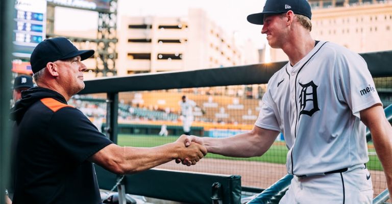 Melton es felicitado por el manager