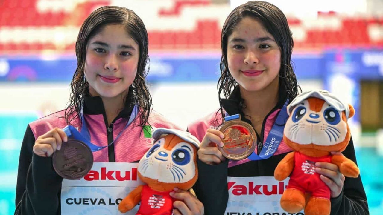 Sheinbaum celebra MEDALLA de Mía y Lía Cueva en Mundial de Deportes Acuáticos Singapur 2025