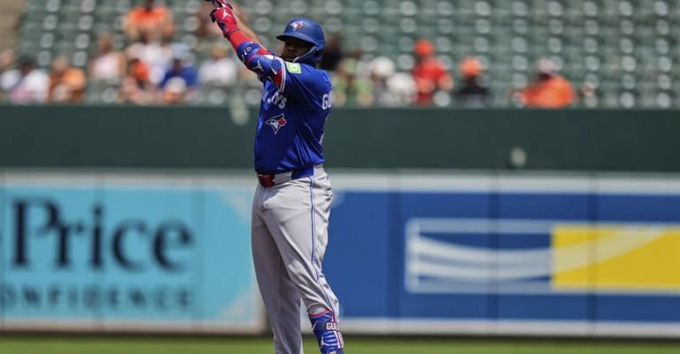Vladimir Guerrero celebra un imparable