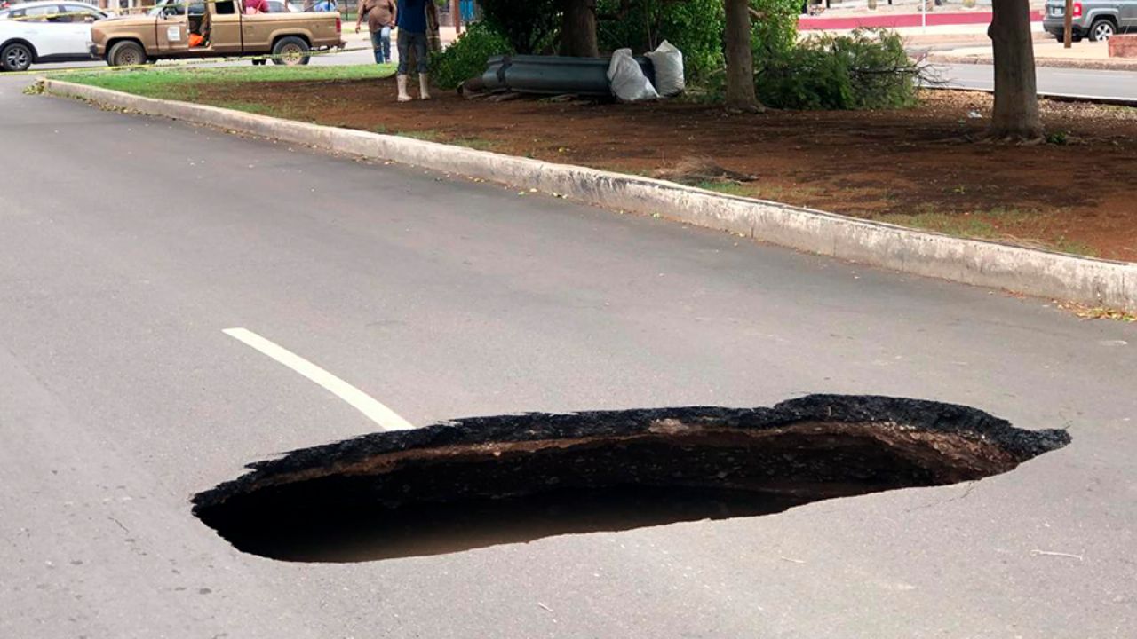 FOTOS Y VIDEO: Socavones gigantes, árboles caídos y encharcamientos deja lluvia en Ciudad Obregón