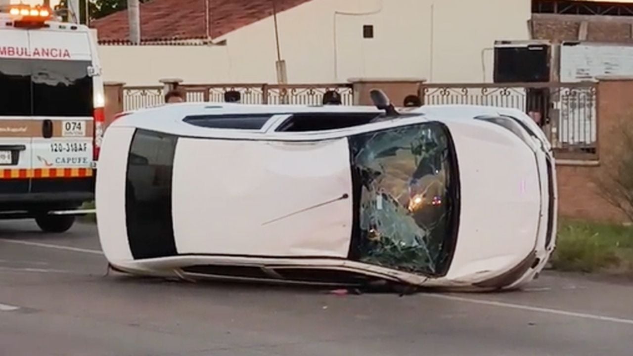 Viven para contarlo: Familia sobrevive a volcadura en la salida norte de Ciudad Obregón