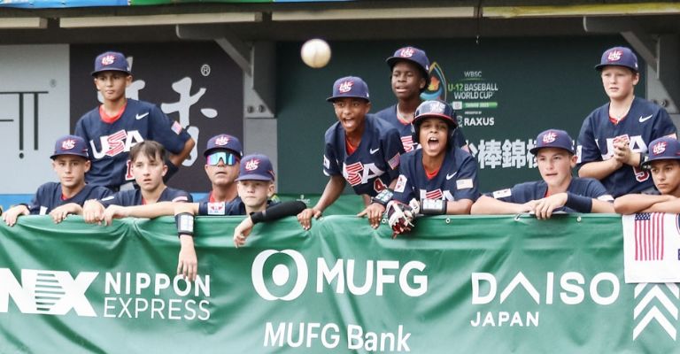 Los jugadores de Estados Unidos festejan una anotación