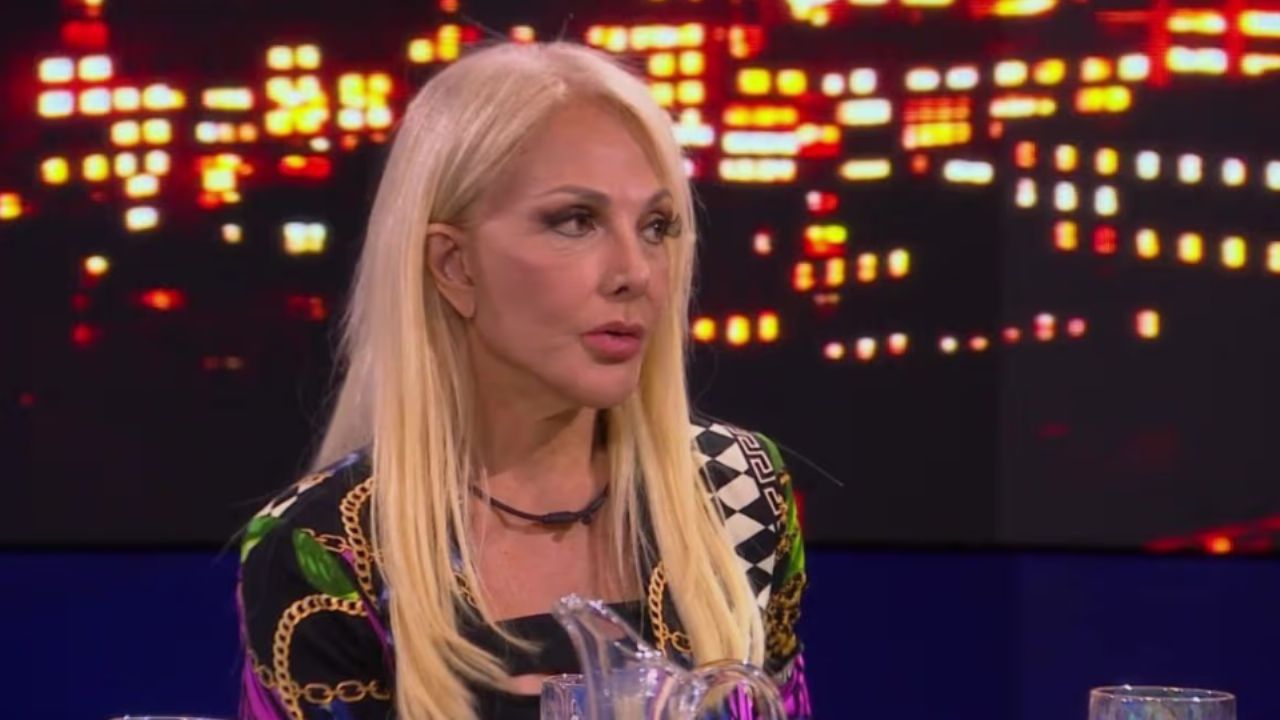 VIDEO: Olivia Collins sufre terrible accidente en plena rueda de prensa; se golpeó la cabeza