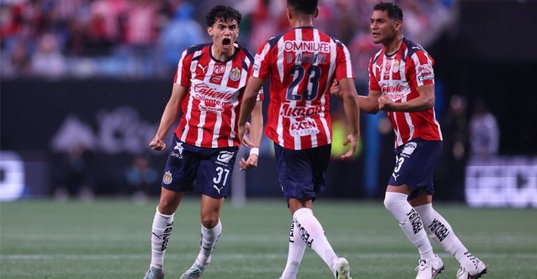 Ledesma festeja el tanto de la igualada en la primera mitad