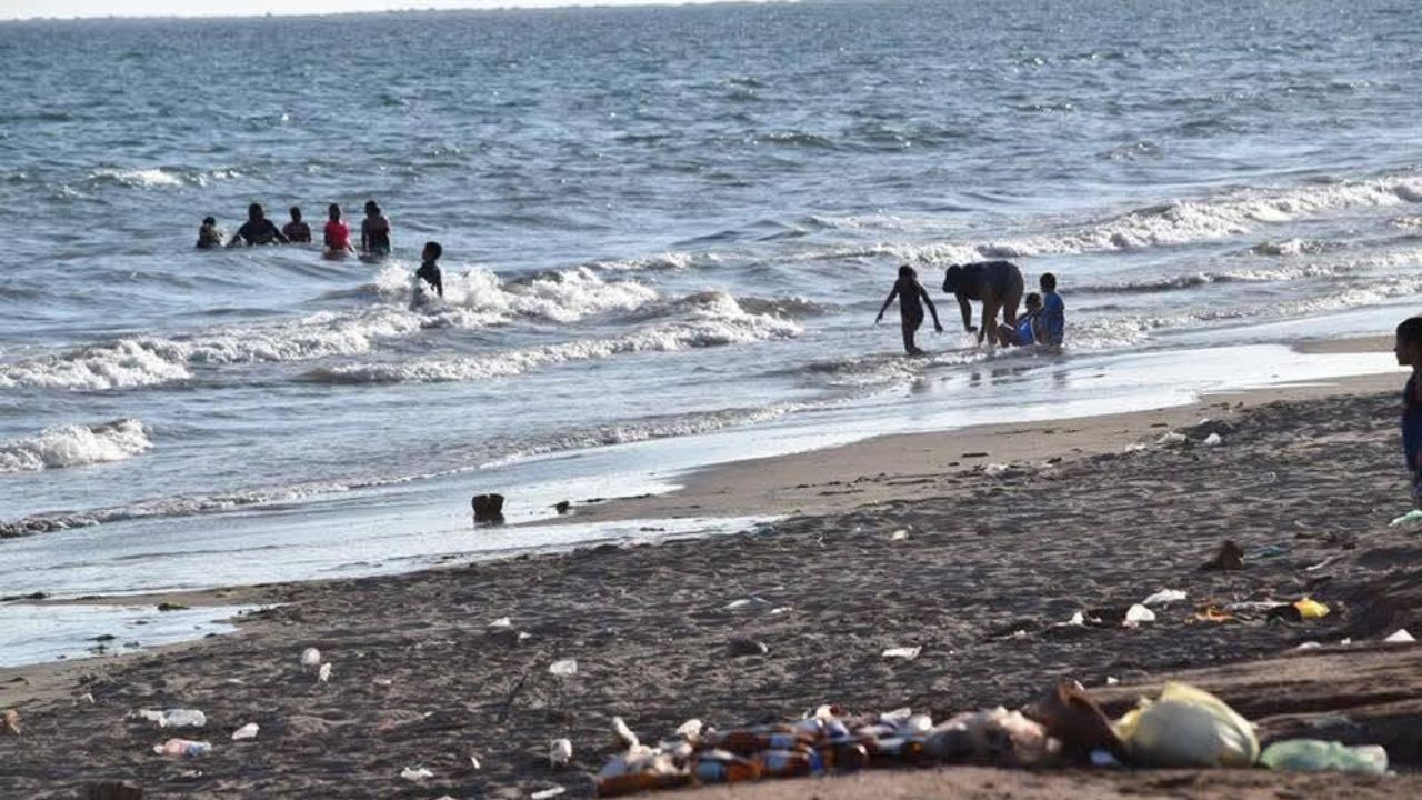 Playa de Huatabampito es víctima de la contaminación por parte de los visitantes