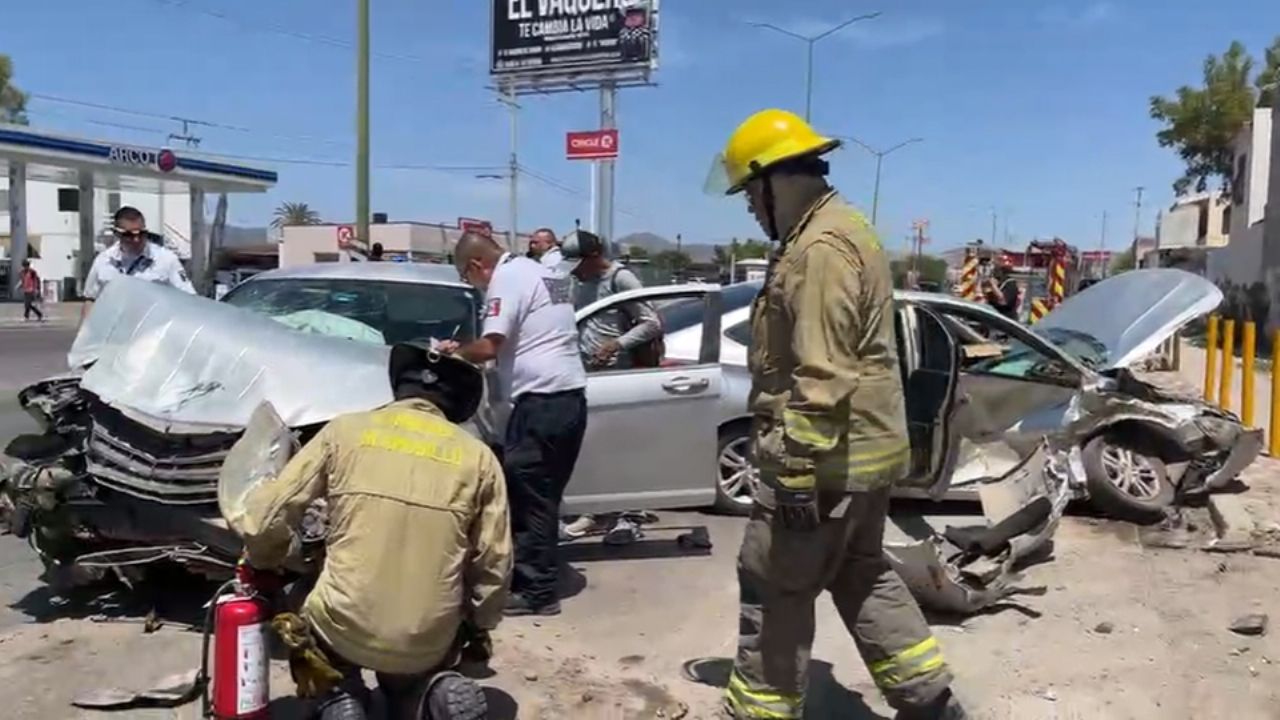 Cinco personas heridas tras aparatoso choque de dos vehículos al norte de Hermosillo