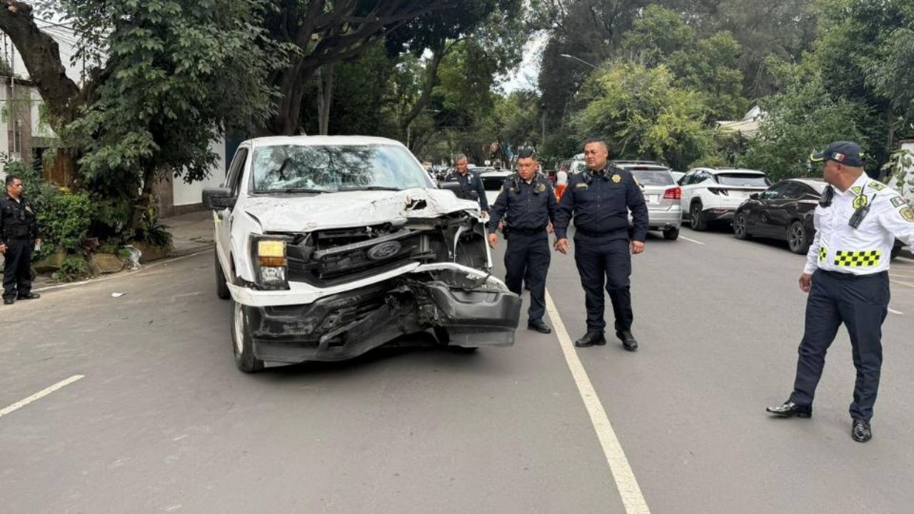 Conductor pierde el control, embiste a dos personas y trata de escapar en Coyoacán