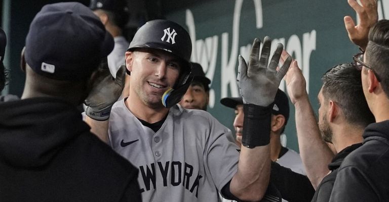 Goldschmidt es felicitado en el dugout