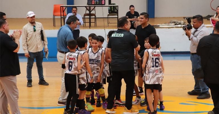 El alcalde cajemense saluda a los jóvenes jugadores