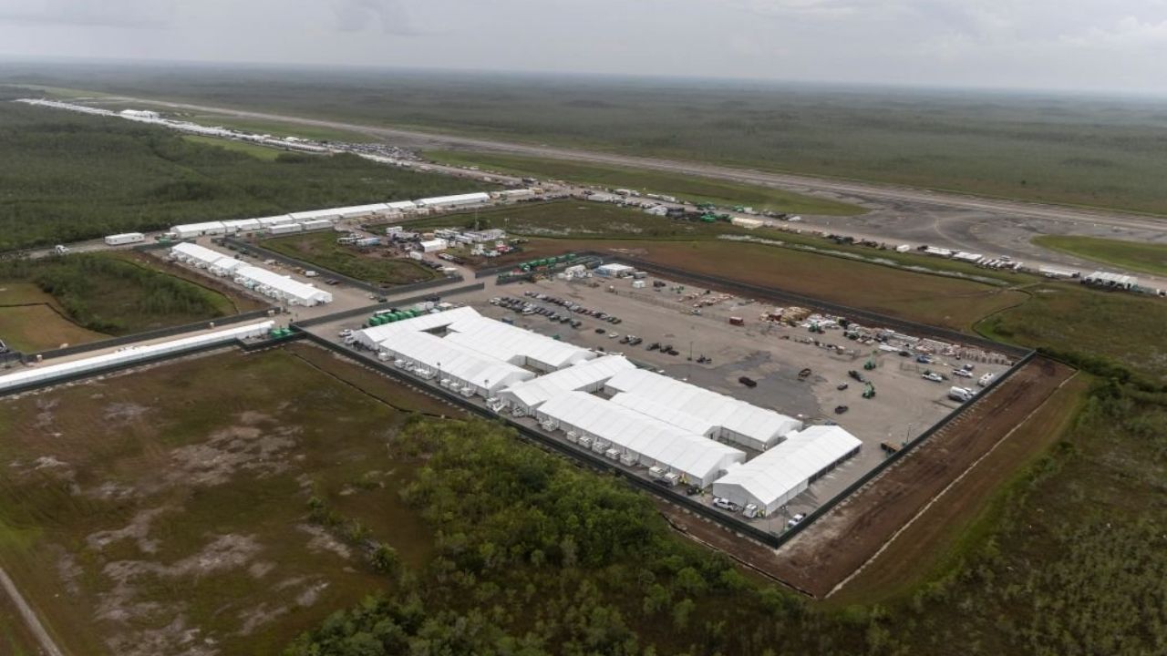 ¿Golpe a Trump? Detienen la construcción del centro migratorio ‘Alligator Alcatraz’ en Florida