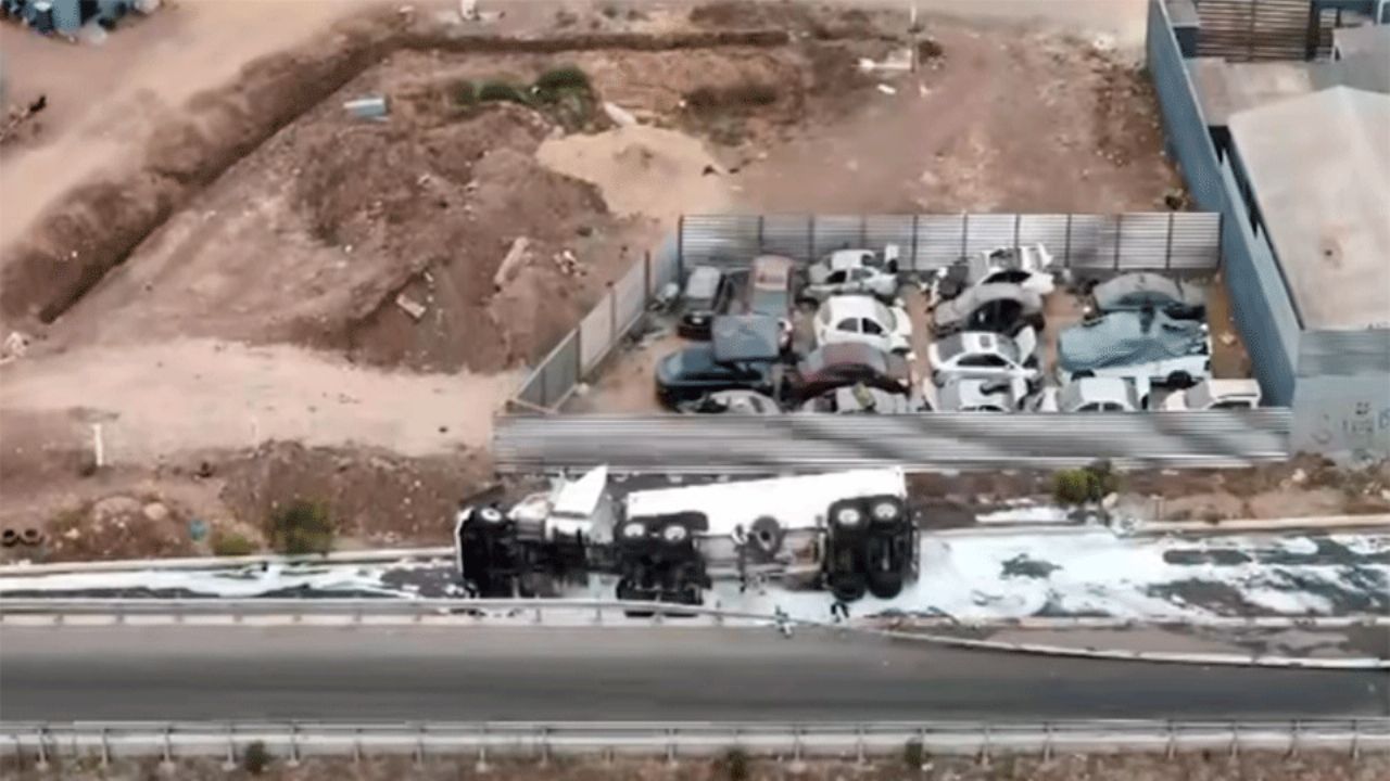 Accidente con pipa de combustible provoca evacuación de 90 personas en Rosarito