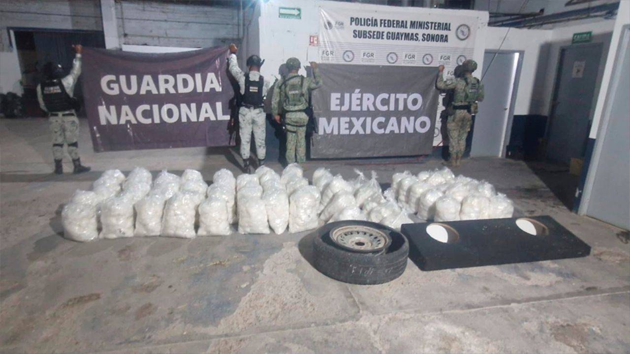 Decomisan más de media tonelada de metanfetamina en Vícam; Alfonso Durazo lo celebra