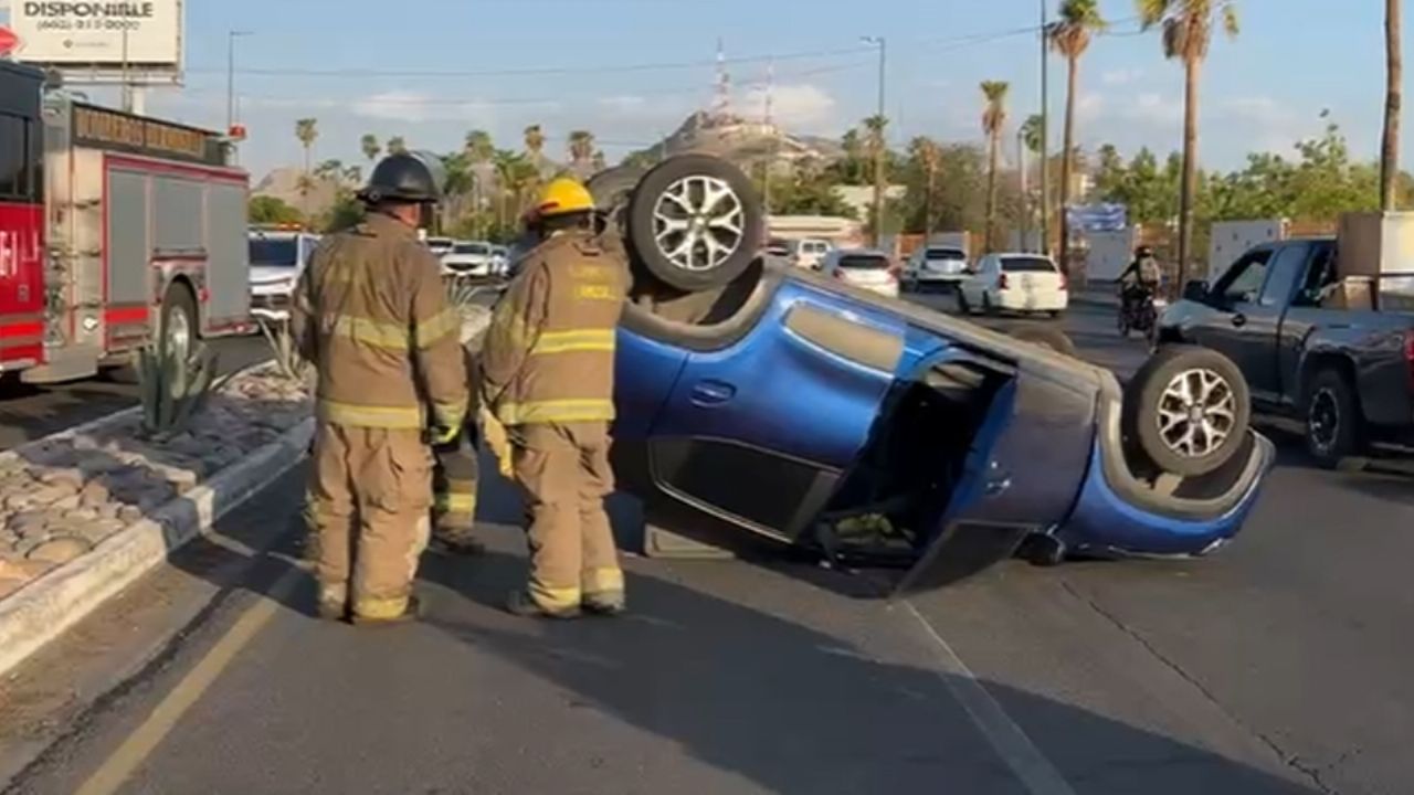 VIDEO: Vehículo termina llantas arriba tras protagonizar choque volcadura en Hermosillo
