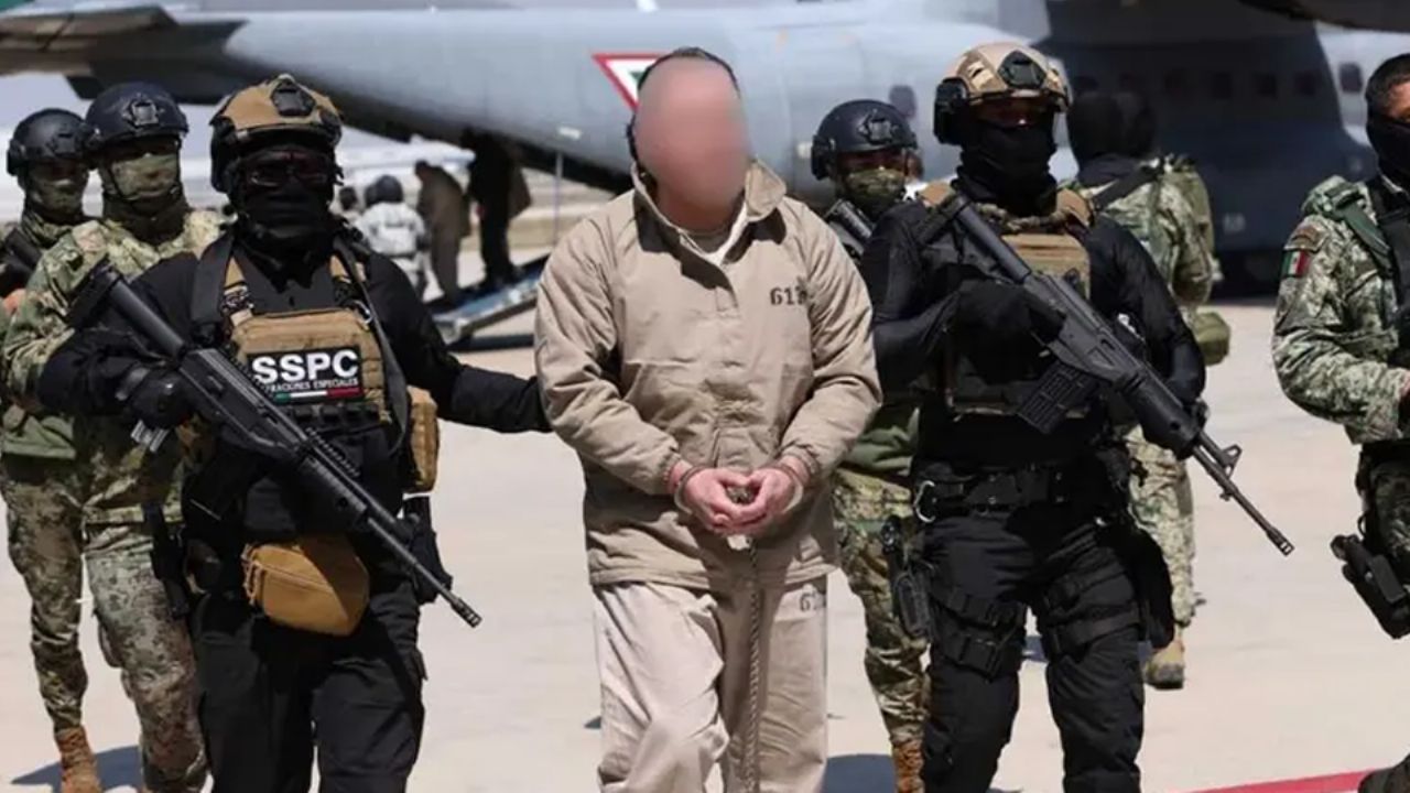 ¿Presión de Trump? México envía más narcos a EU; extradita a 26 criminales de alto rango