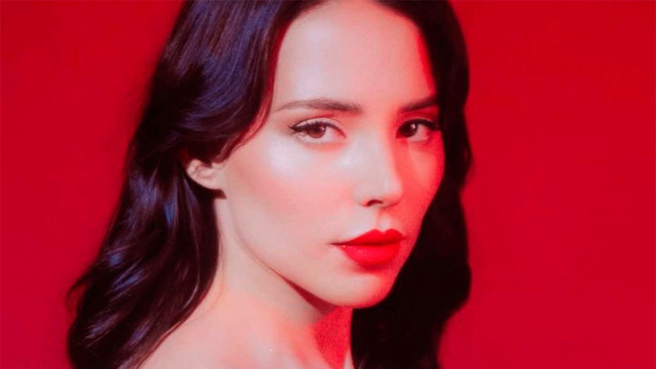 Confusión y críticas por reacción de Majo Aguilar con fan en el escenario: “Es mi show”