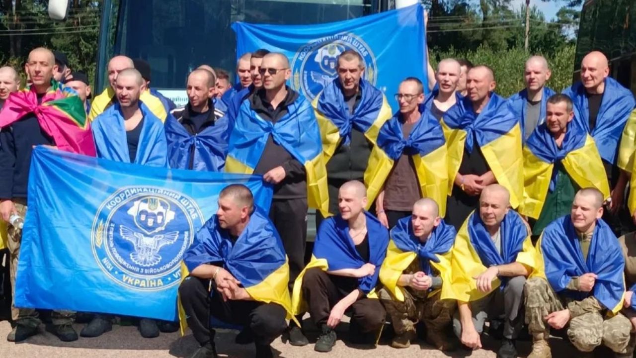 Rusia y Ucrania intercambian 84 prisioneros de guerra en vísperas de cumbre entre Trump y Putin