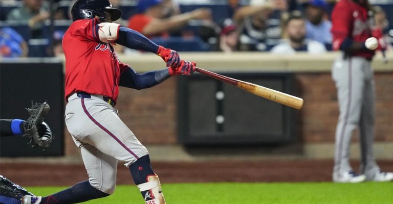 Albies estuvo muy activo con el madero