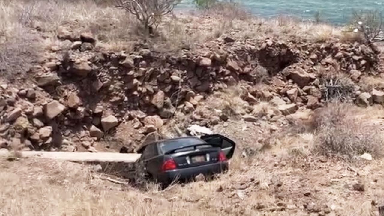 Por poco cae al mar: Conductora se precipita a barranco en carretera Guaymas – Empalme