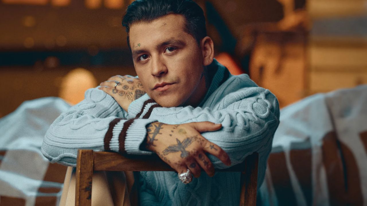 Juez rechaza suspensión a Christian Nodal en su disputa con Universal Music