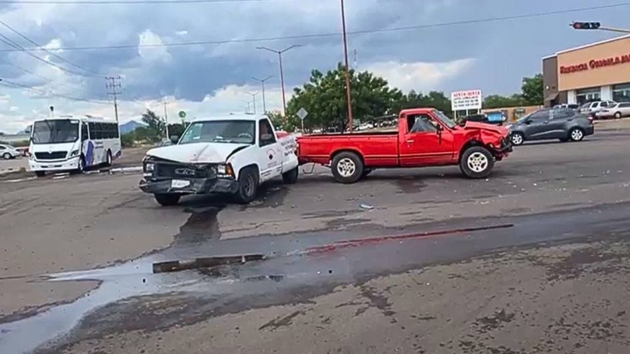Conductor se ‘brinca’ el semáforo y provoca un aparatoso choque al sur de Ciudad Obregón