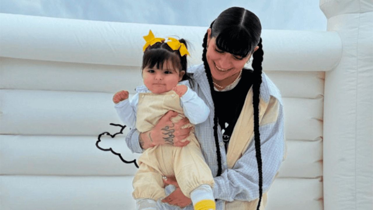 Cazzu presume FOTO en la playa y fans se escandalizan por el costo del traje de Inti; superaría los 10mp