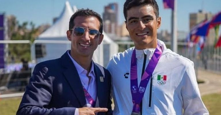 Rommel Pacheco presume la medalla de José Prieto
