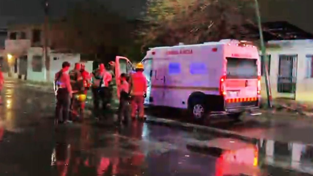 Choca ambulancia contra auto sedán al norte de Hermosillo; trasladaba a mujer a hospital