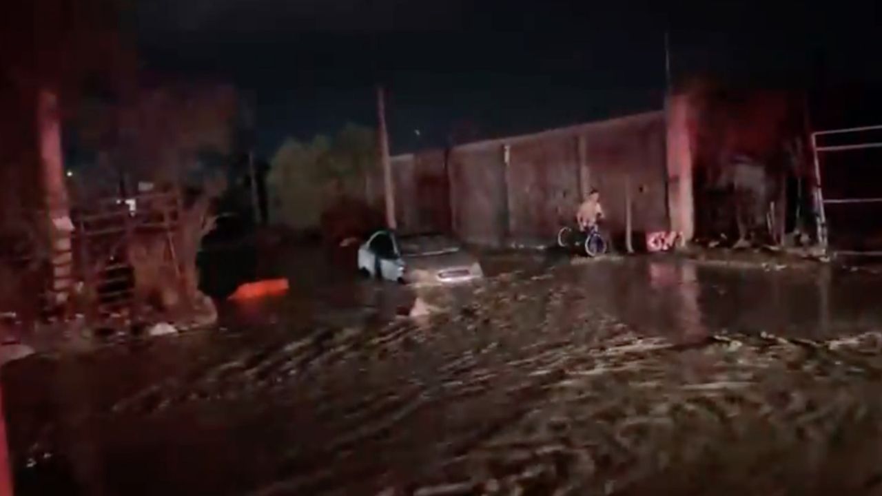 Fuertes LLUVIAS provocan caos en Hermosillo: Autos quedan varados y personas resultan heridas