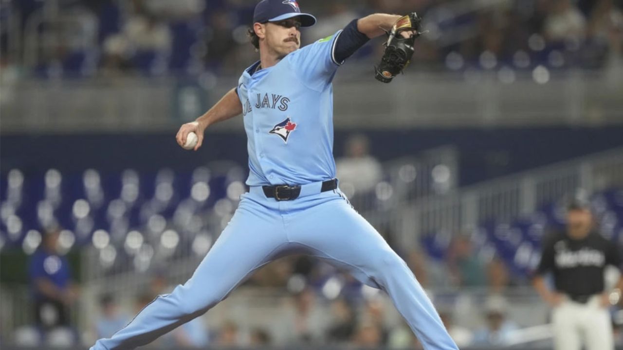 Bieber poncha a 9 en 6 entradas en su regreso; los Azulejos vencieron 5-2 a los Marlins
