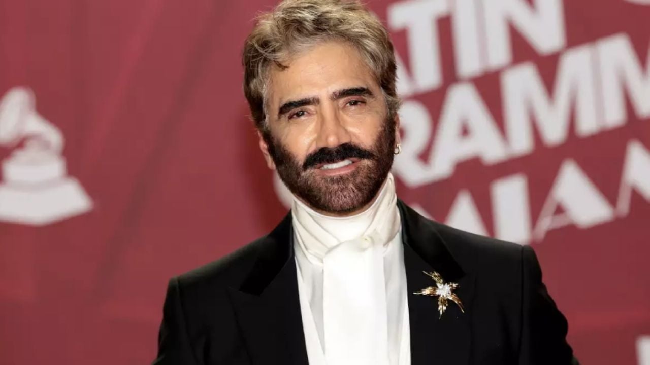 ‘Sacan’ del clóset a Alejandro Fernández; filtran FOTO del cantante con hombre en Tulum