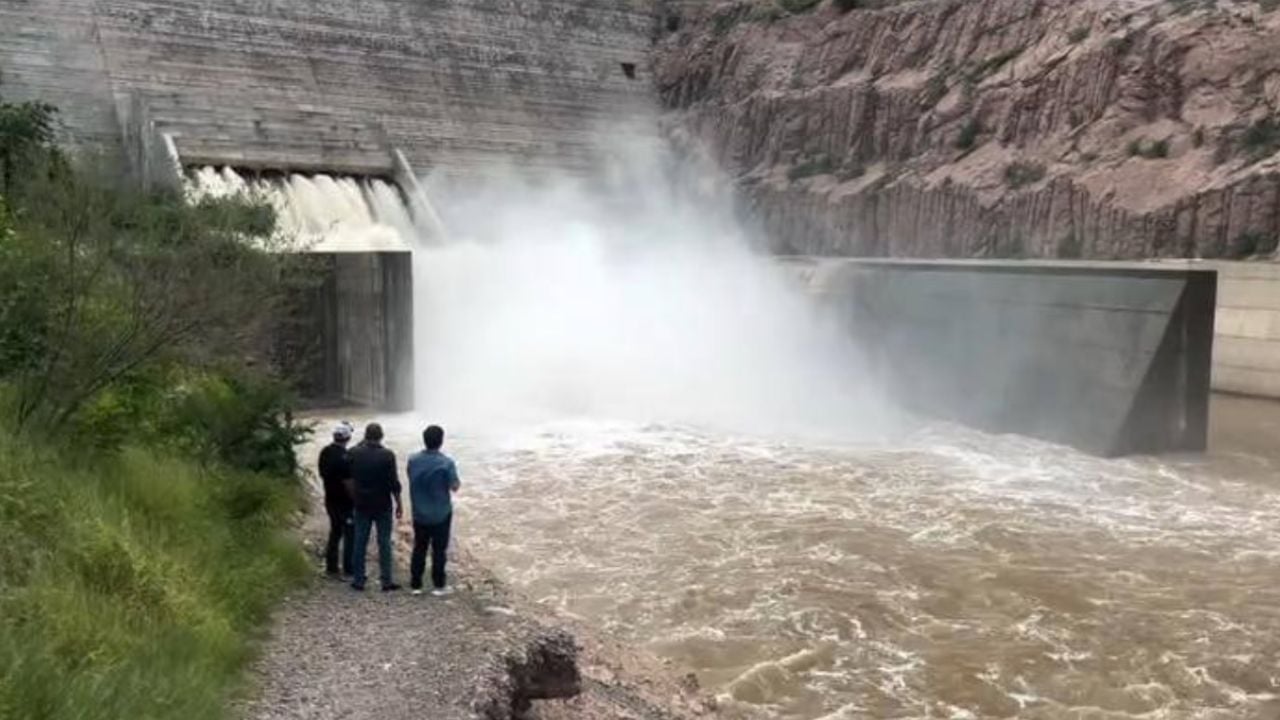 Desfogue en presa Los Pilares es un riesgo para sus visitantes; piden tomar precauciones