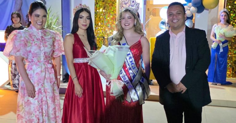 Monika durante el momento de su coronación junto a la reina saliente Graciela Valenzuela