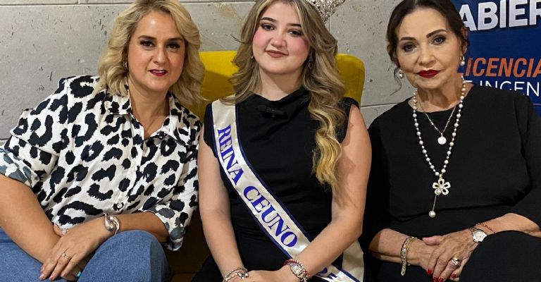 La reina estudiantil junto a su familia, su mamá Mónica Villalobos y su abuela Lourdes Rincón de Tejeda