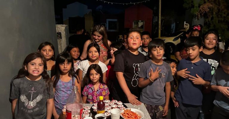 Durante su actividad como labor social, apoyó a los niños del grupo de oración en las comunidades