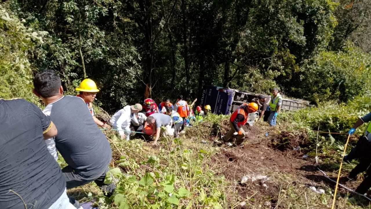 Autobús cae a barranco en carretera México-Tuxpan: Confirman tres muertos y 21 heridos