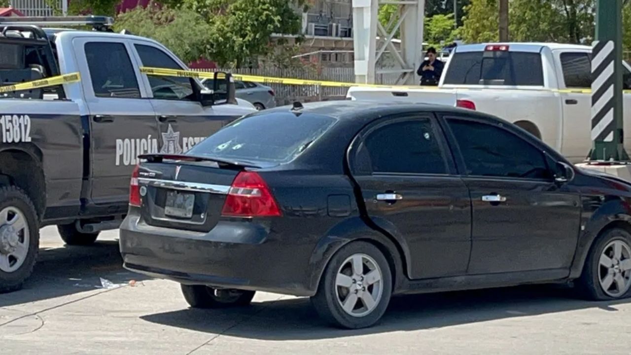Violento ataque en Centro de Hermosillo deja un hombre sin vida; vehículo queda con 20 impactos de bala