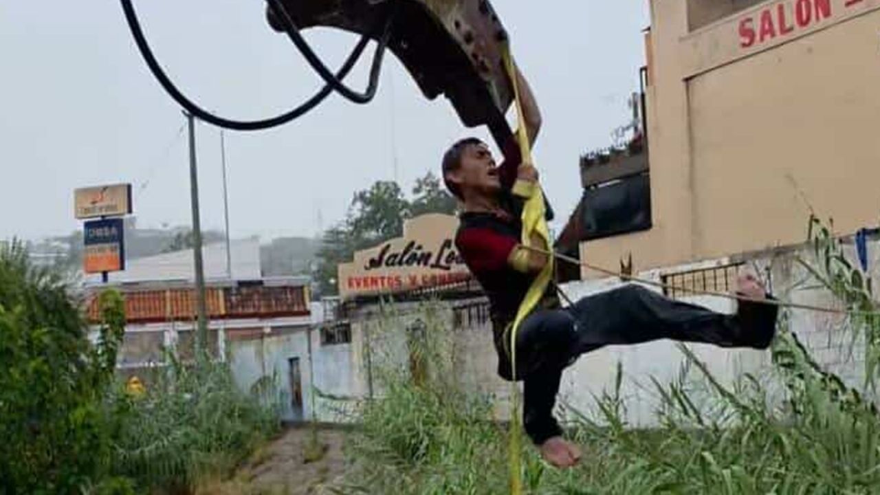 FUERTE VIDEO: Hombre es SALVADO de ser arrastrado por un arroyo en Nogales; acompañante no ha sido localizado