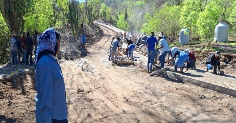 Los integrantes de la comunidad guarijía construyen los caminos artesanales