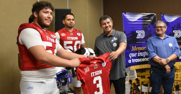 El rector hizo entrega de equipamiento a los jugadores