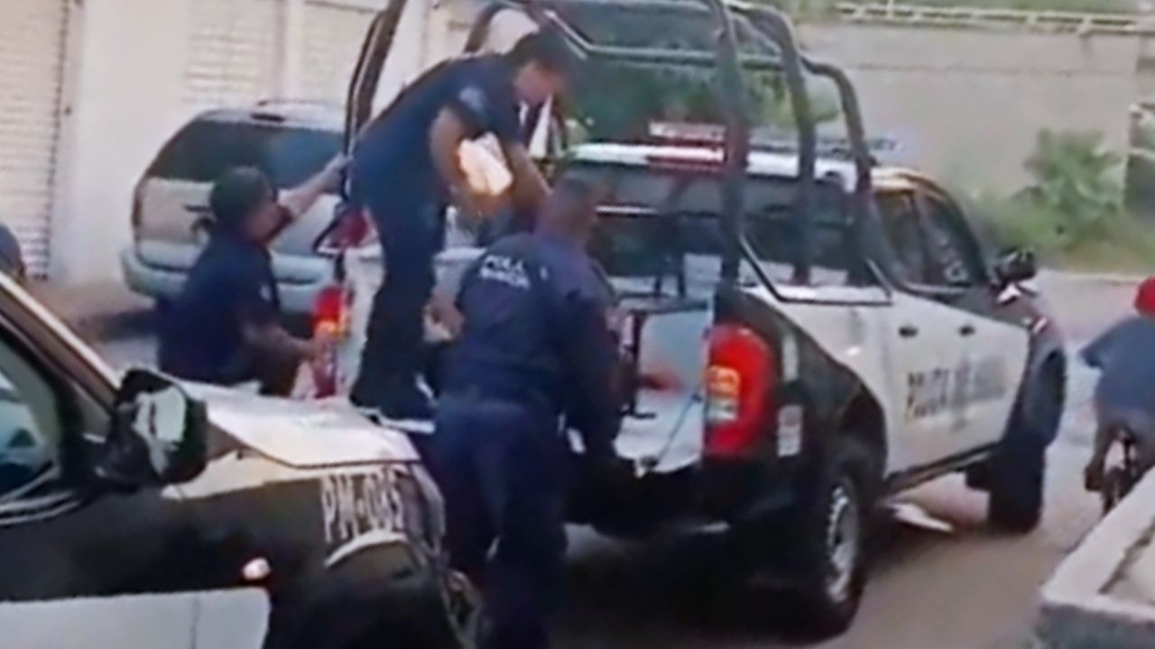 “¿Por qué le estás pegando?”: VIDEO expone agresión policial a mujer detenida en Oaxaca