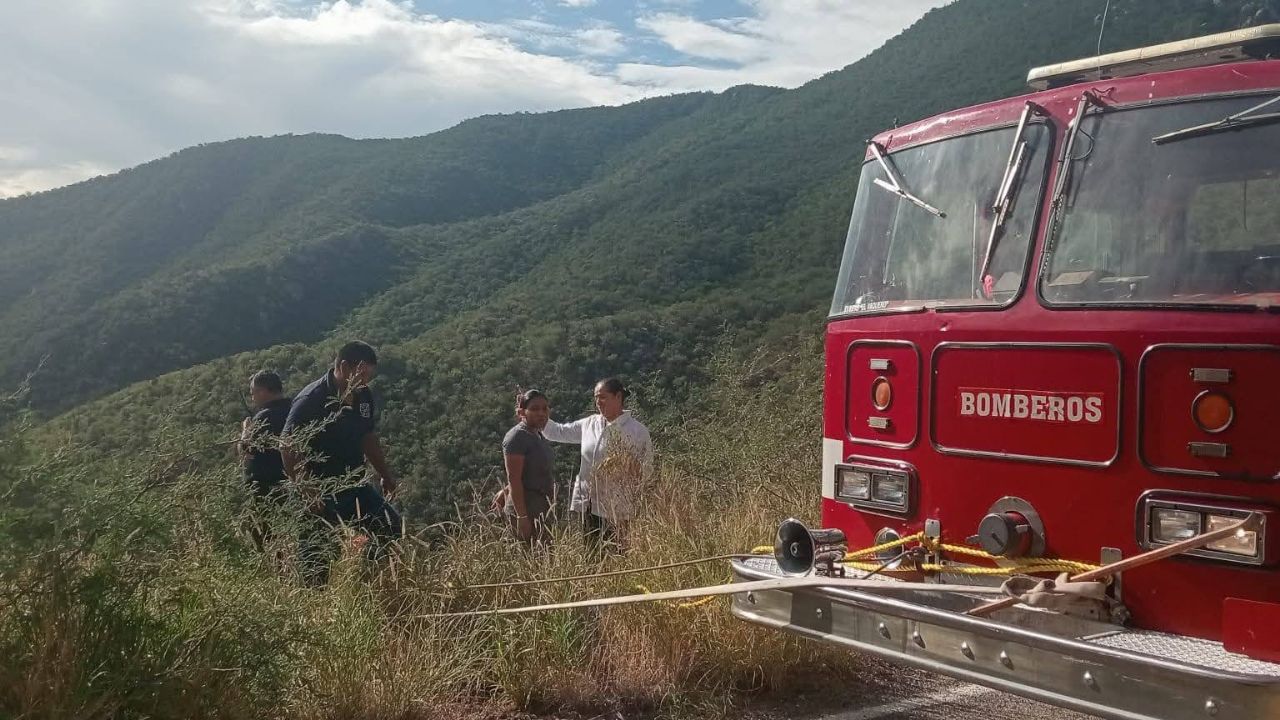 Aparatoso accidente en Ruta del Río Sonora: Bomberos de Ures y Hermosillo rescatan a 2 mujeres