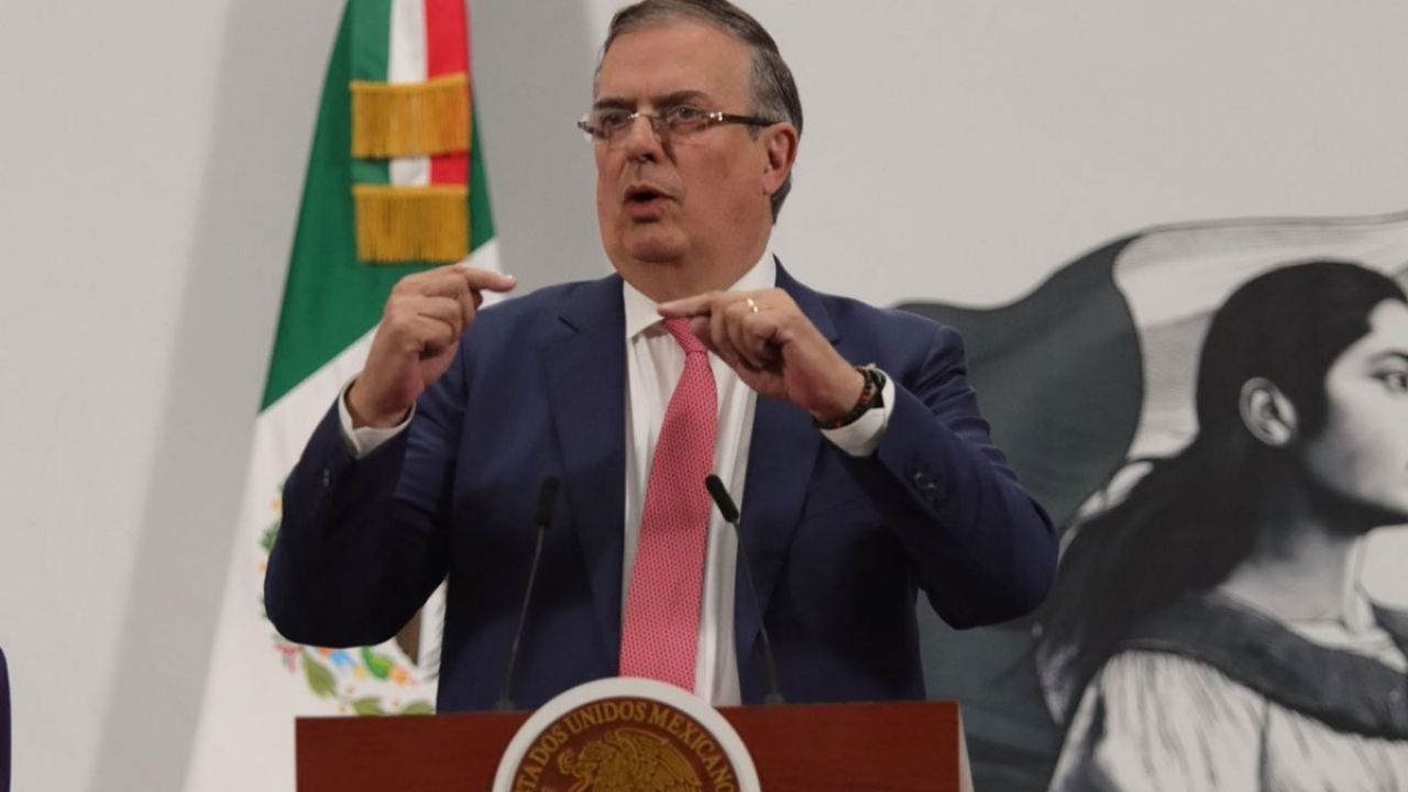 IMMEX: Ebrard anuncia suspensión de importaciones de calzado tras caída de producción