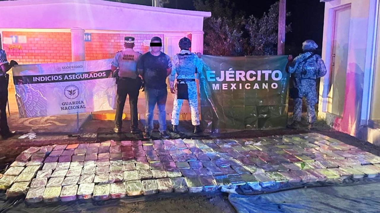 Hallan más de 200 kilos de droga y armamento dentro de auto en Sonora; hay un detenido