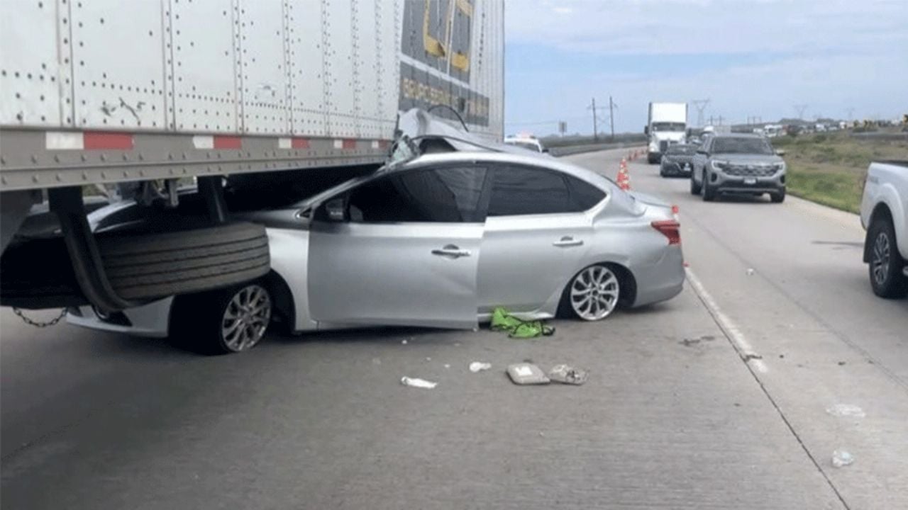 Dos lesionados y auto destrozado tras accidente en carretera Guaymas-Hermosillo