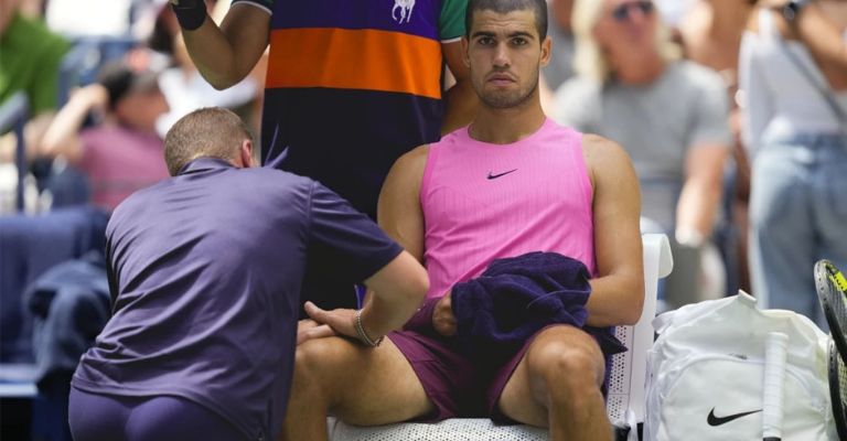 El español tuvo que ser atendido en la cancha